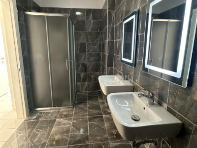 Tualet i kompeltuar me hidrosanitare dhe kabine dushi Tualet i kompeltuar me hidrosanitare dhe kabine dushi